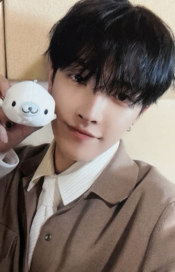 Hongjoong ATEEZ photocard - GOLDEN HOUR:
Part.4 Benefit