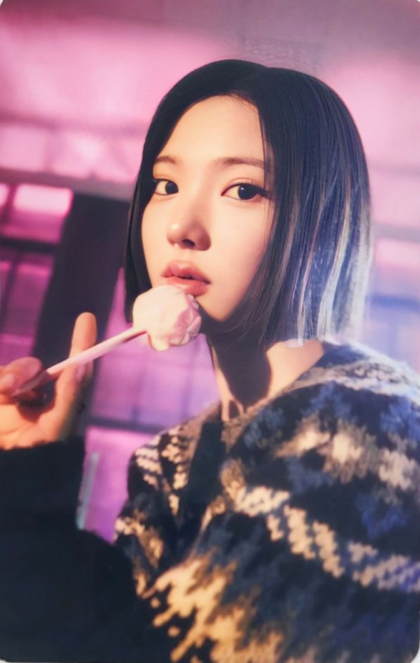 Jiwoo Hearts2Hearts photocard from Random Trading Card