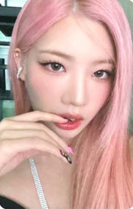 Kim Lip LOONA photocard from Orbit Japan ver.