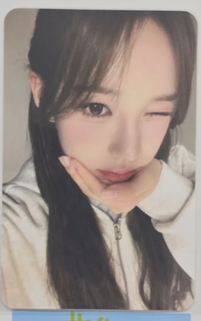 Ryu Sarang izna photocard from Benefit