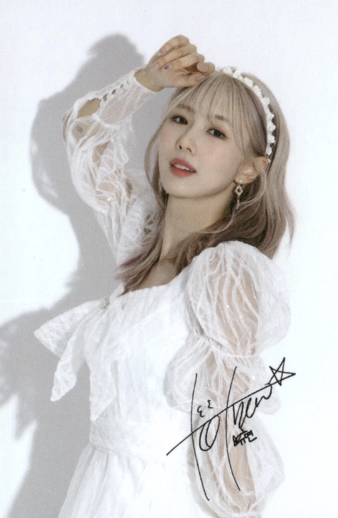 Yoohyeon Dreamcatcher photocard from Body Mist/Hand Cream purchase benefit