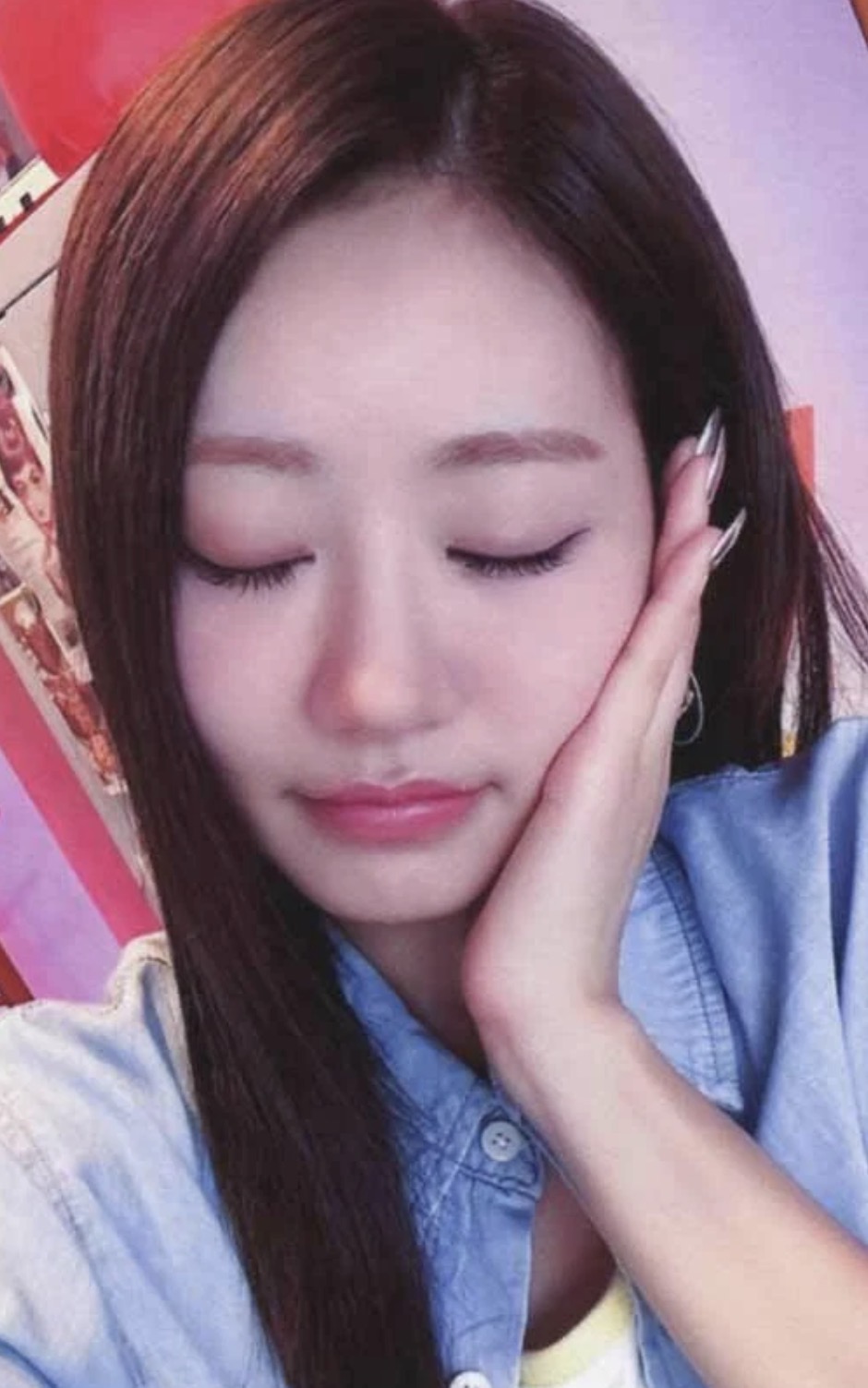 Julie KISS OF LIFE photocard from Online