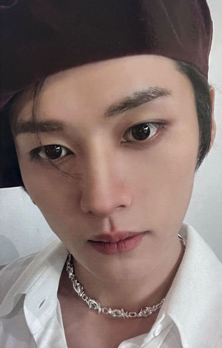 Lee Know Stray Kids photocard - ★★★★★
(5-STAR)