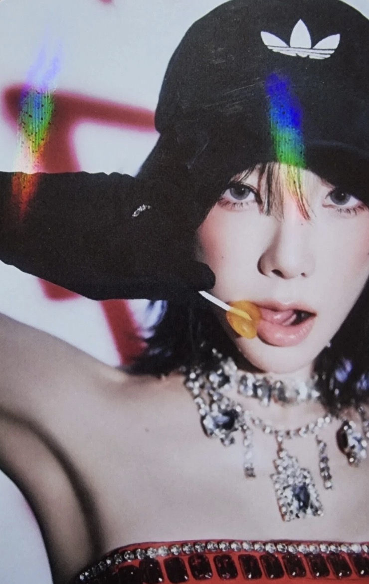 Taeyeon GOT the beat photocard from Holo Benefit