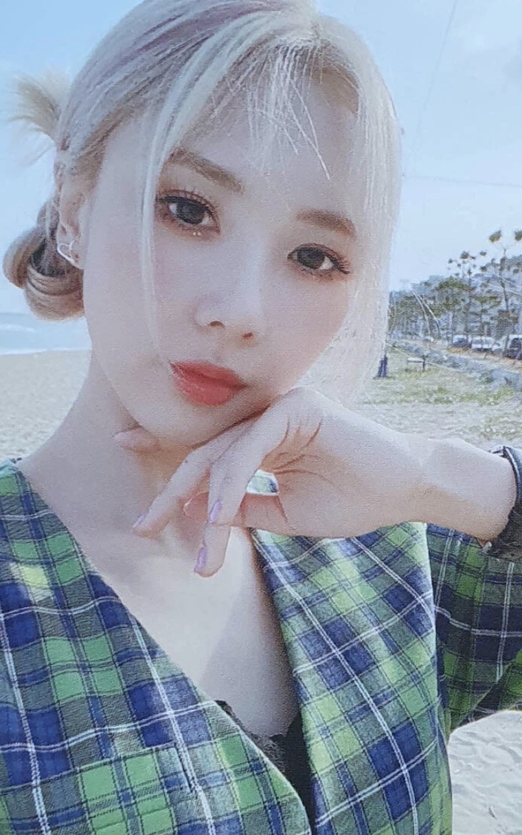 Yoohyeon Dreamcatcher photocard - Summer Holiday Photocard