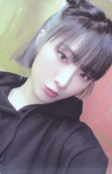 Haseul LOONA photocard from Trading Card Set