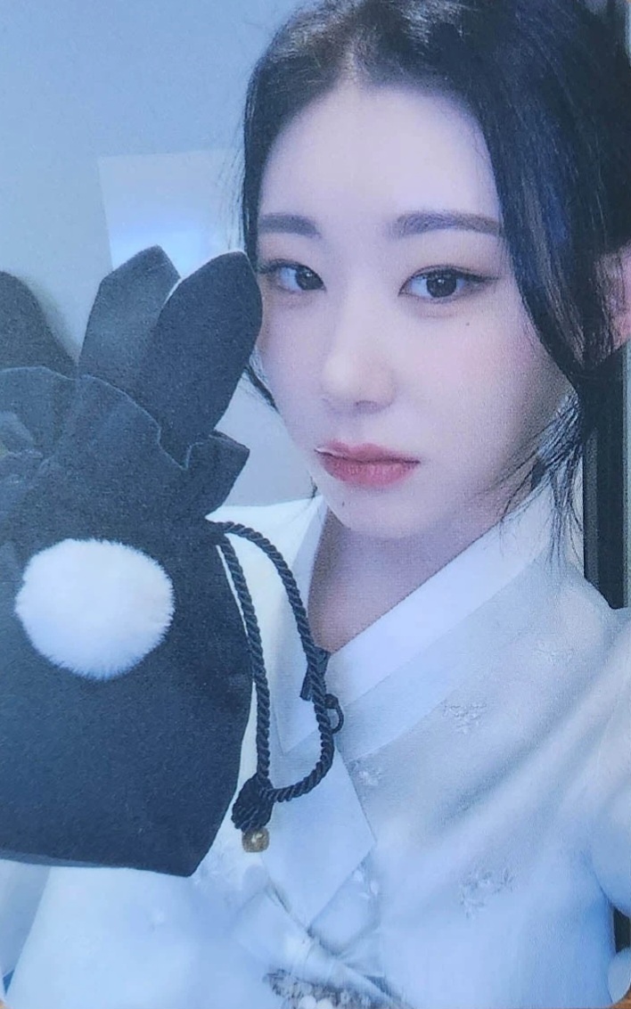 Chaeryeong ITZY photocard from Benefit