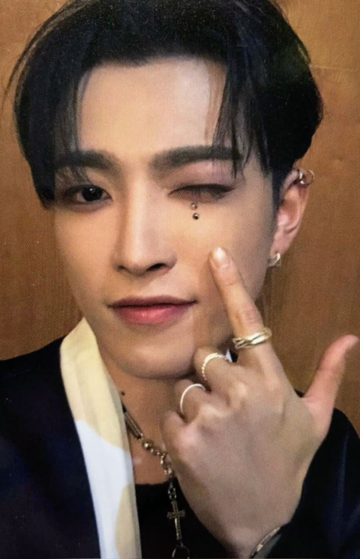 Hongjoong ATEEZ photocard from Torn set