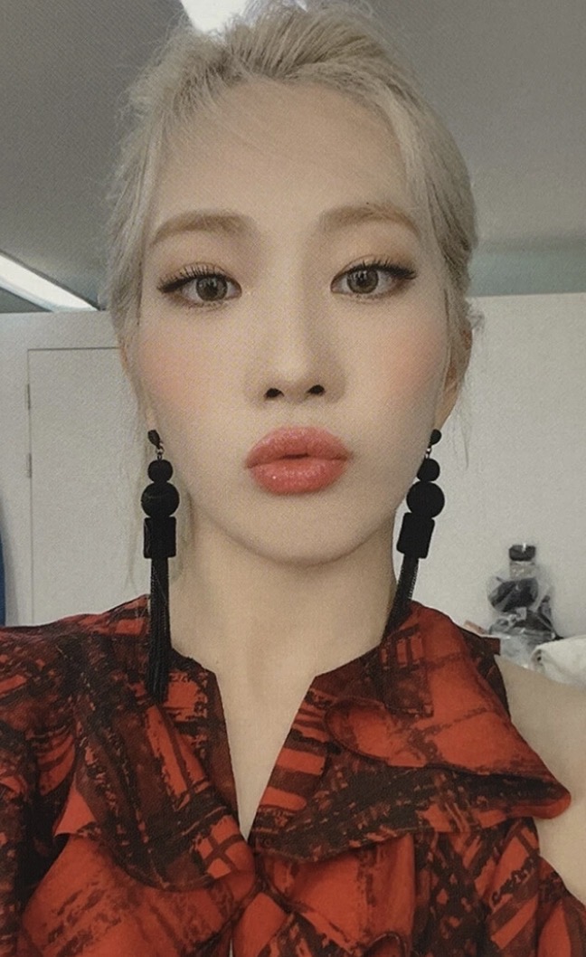 Kim Lip LOONA photocard - '&' Photocard