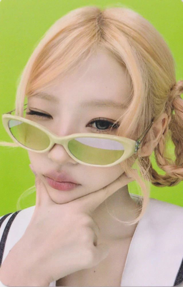 Stella Hearts2Hearts photocard from 70k Won Purchase Benefit
