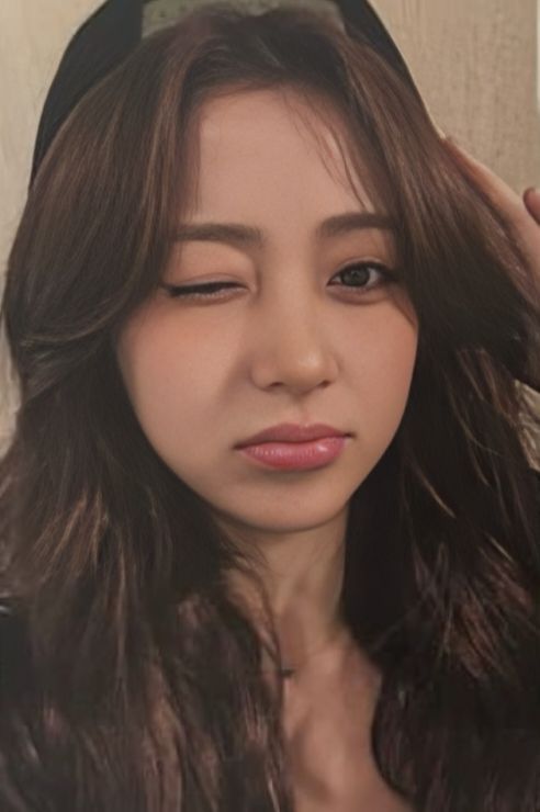 Yunjin LE SSERAFIM photocard from Pop-Up Benefit