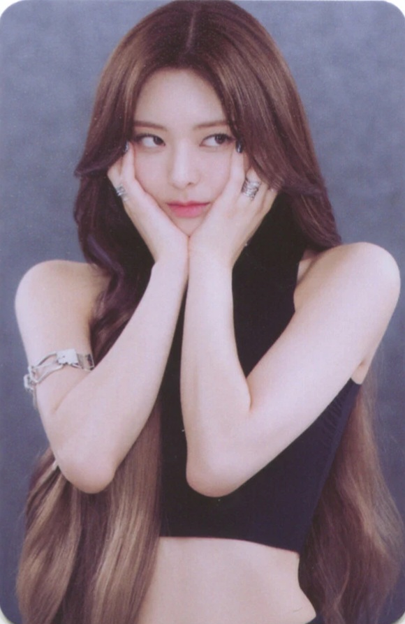 Yuna ITZY photocard from Preorder