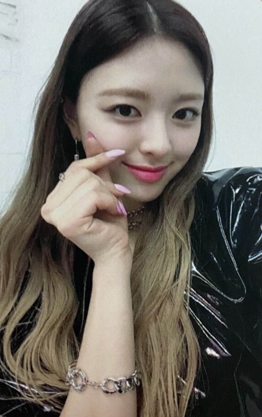Yuna ITZY photocard from Benefit