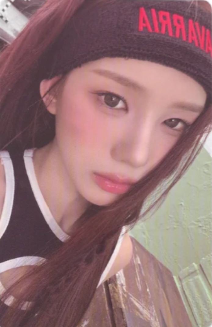 Ryu Sarang izna photocard from Random Trading Card