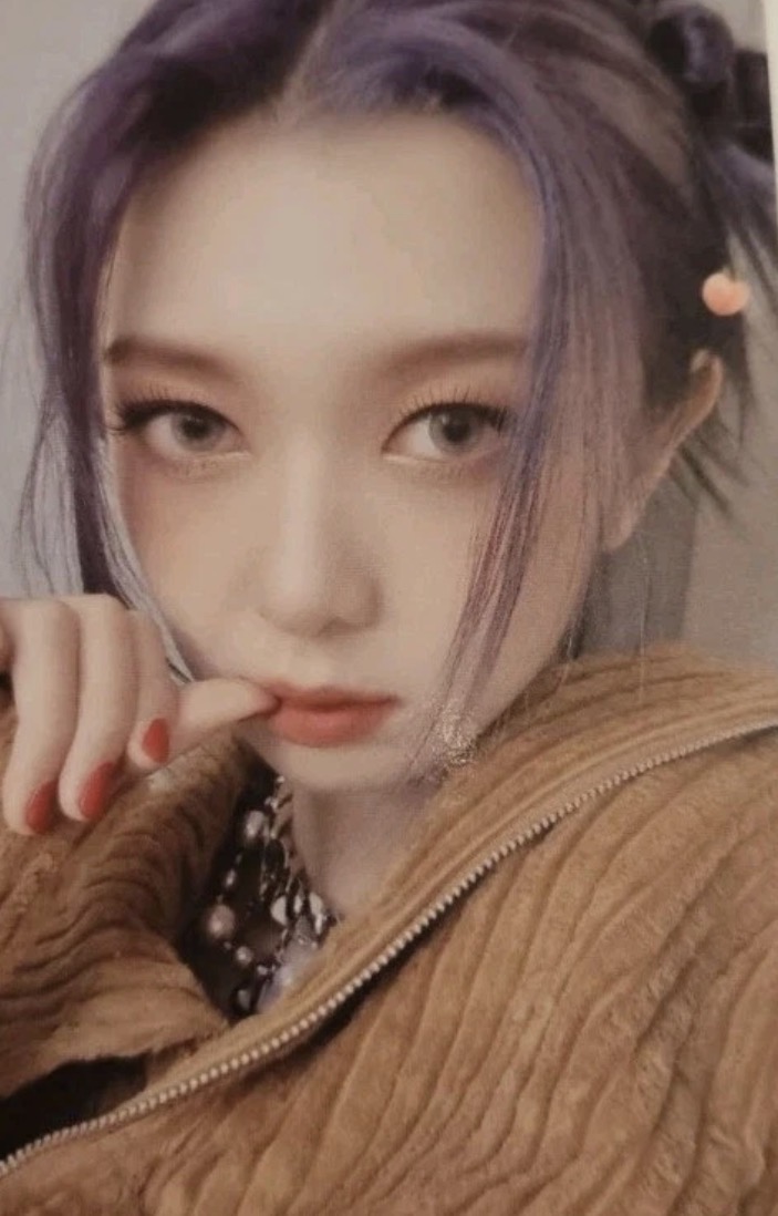Dami Dreamcatcher photocard from Preorder Benefit