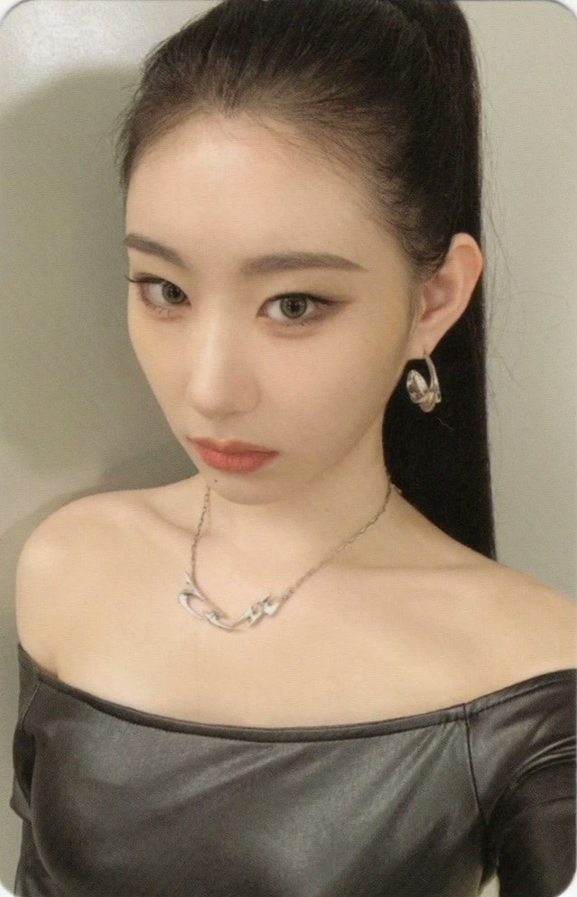 Chaeryeong ITZY photocard from Photocard