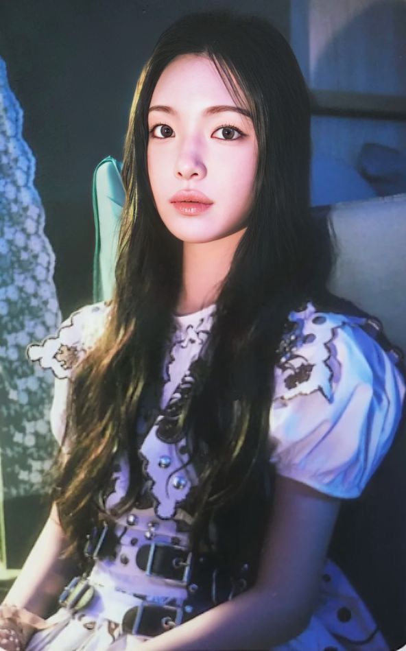 Yuha Hearts2Hearts photocard from Random Trading Card