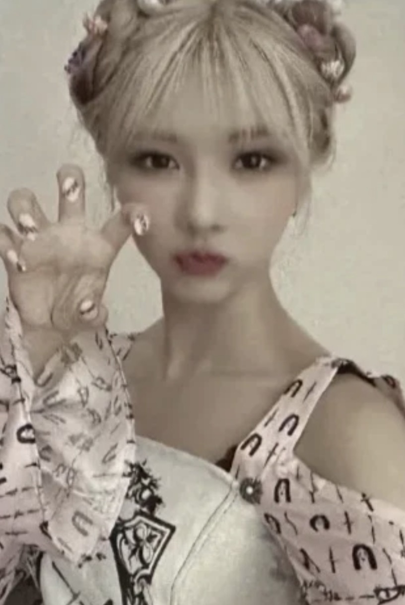 Yoohyeon Dreamcatcher photocard - Summer Holiday Preorder Benefit