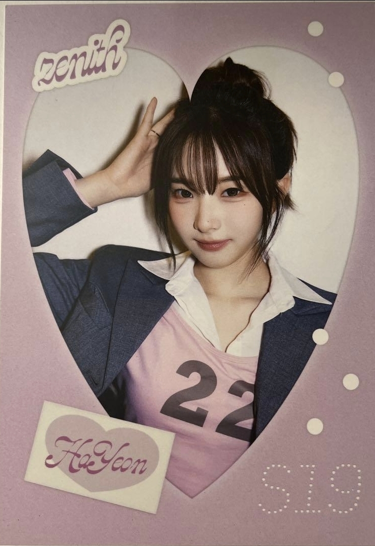 Hayeon tripleS photocard from Visual Card