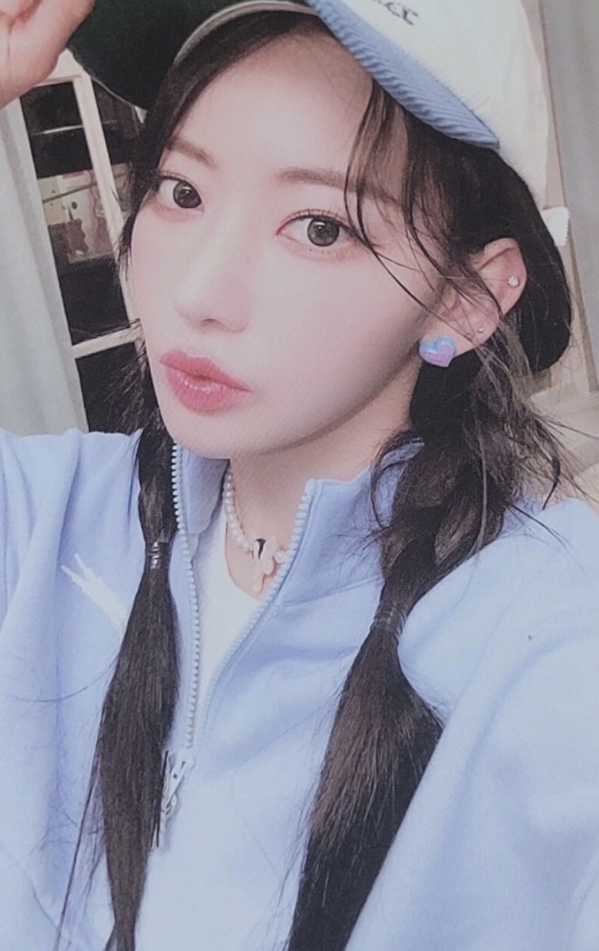 Sakura LE SSERAFIM photocard from Qr card