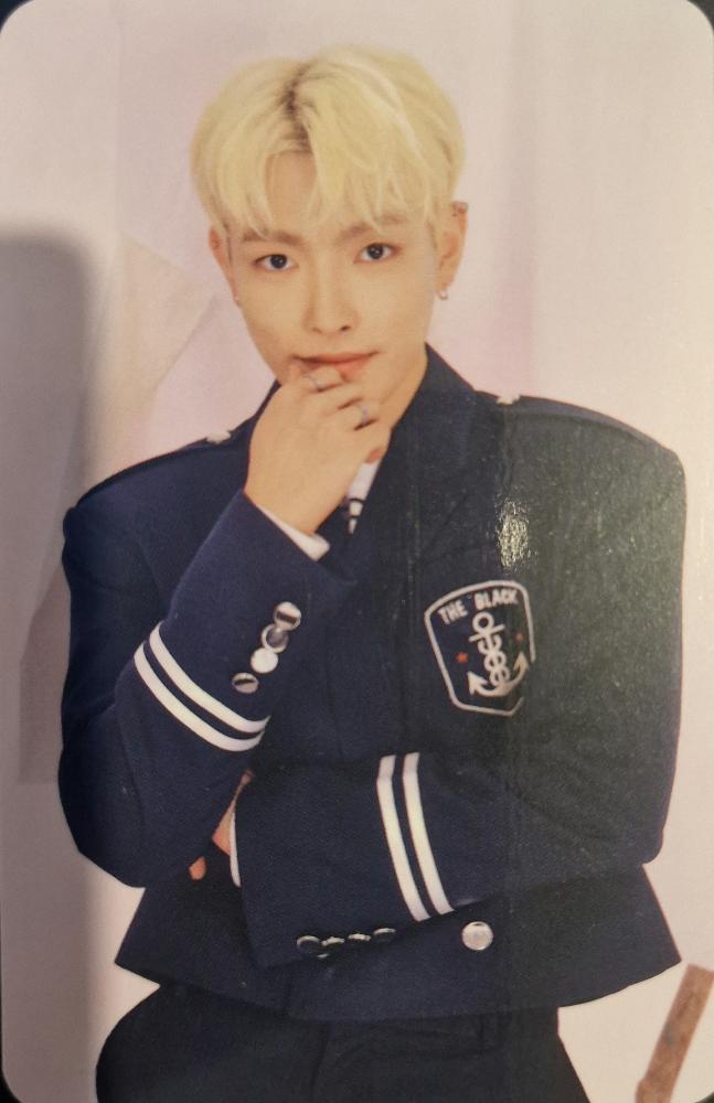 Hongjoong ATEEZ photocard from Random Trading Card
