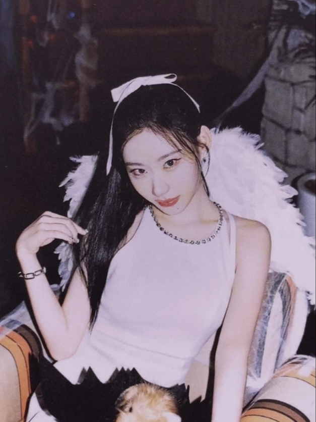 Chaeryeong ITZY photocard from Hidden Message Card