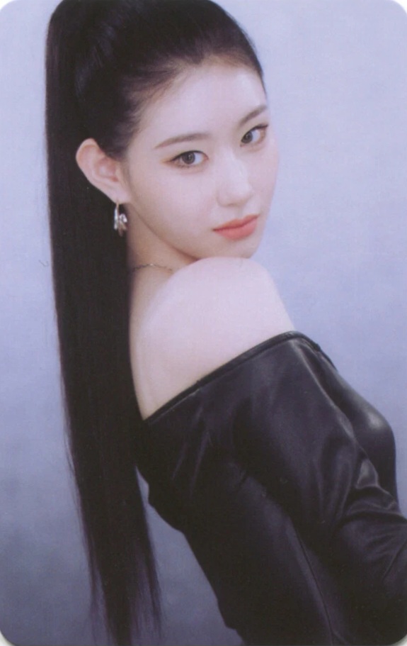 Chaeryeong ITZY photocard from Preorder