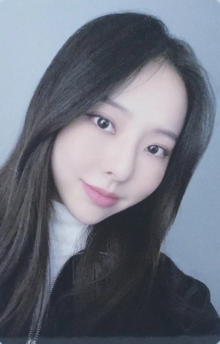 Vivi LOONA photocard from Trading Card Set