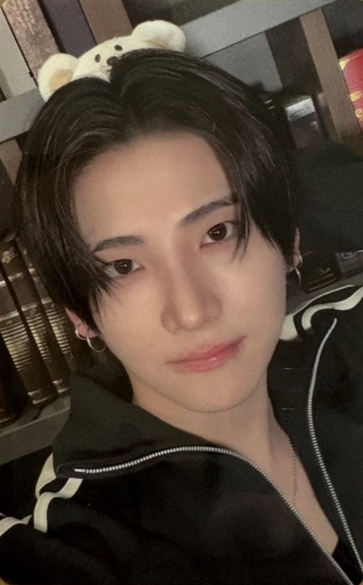Weverse x M2 [On Your Artist] Photocard A