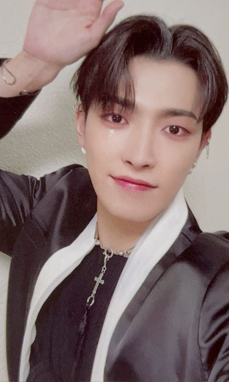 Hongjoong ATEEZ photocard from Offline