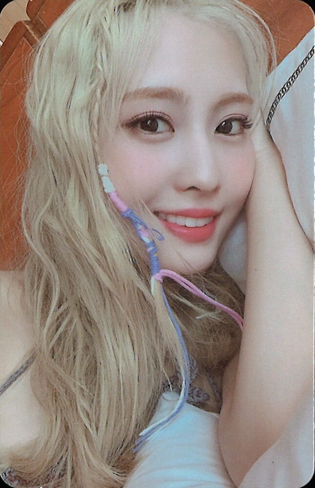 Momo TWICE photocard from Photocard