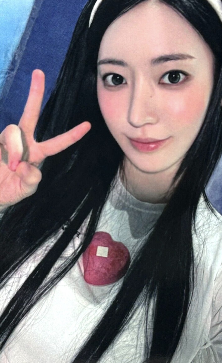 Sakura LE SSERAFIM photocard from Benefit