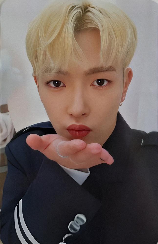 Hongjoong ATEEZ photocard from Random Trading Card