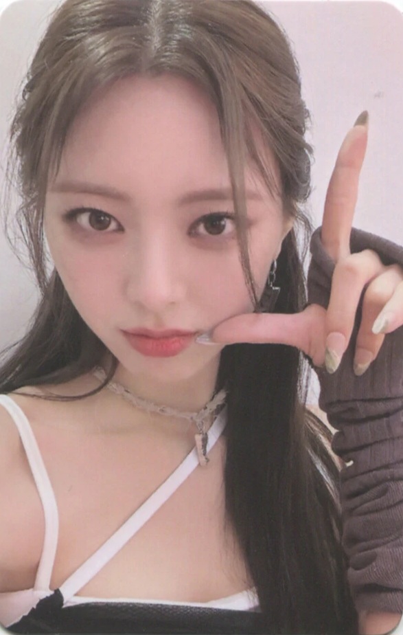 Yuna ITZY photocard - Cheshire Photocard