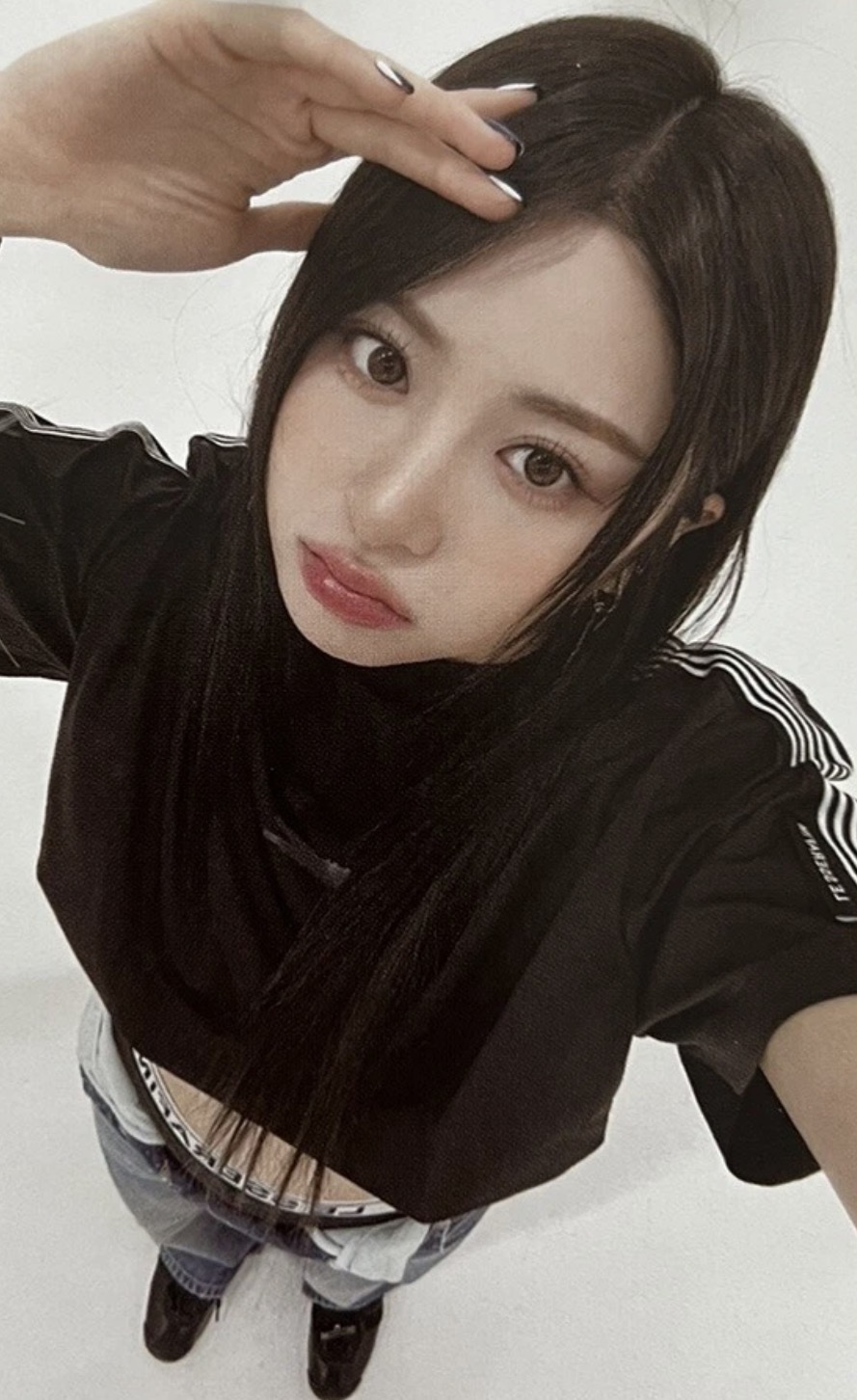 Yunjin LE SSERAFIM photocard from Photocard