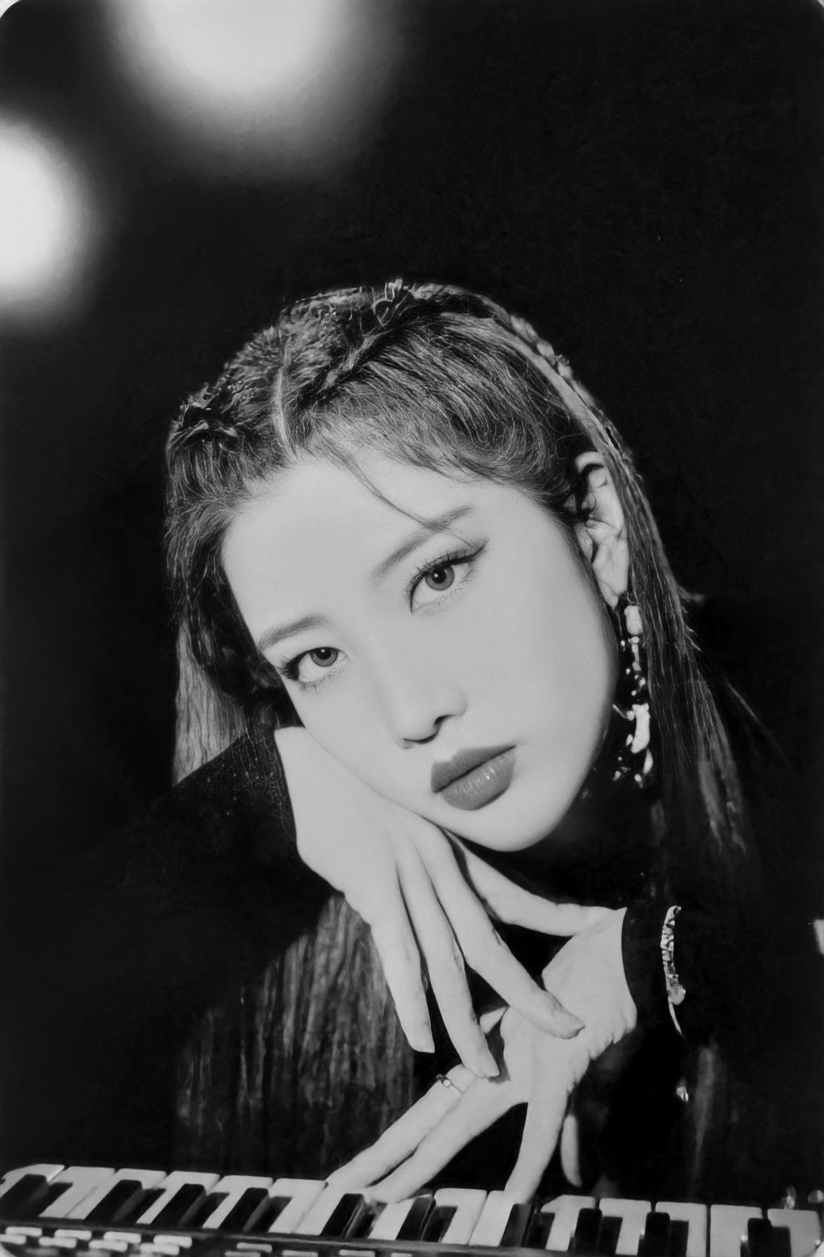 Kim Lip LOONA photocard from Orbit Japan Benefit