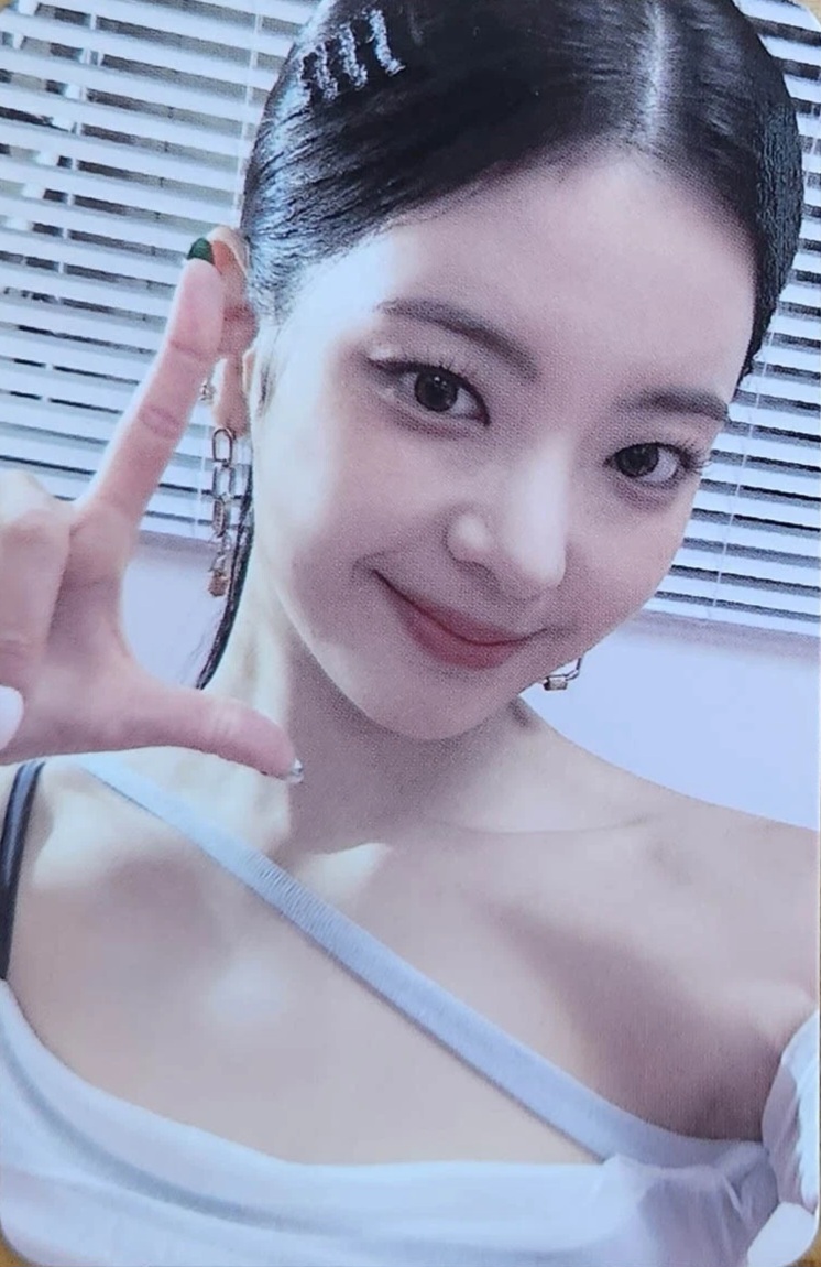 LIA ITZY photocard - Cheshire Photocard