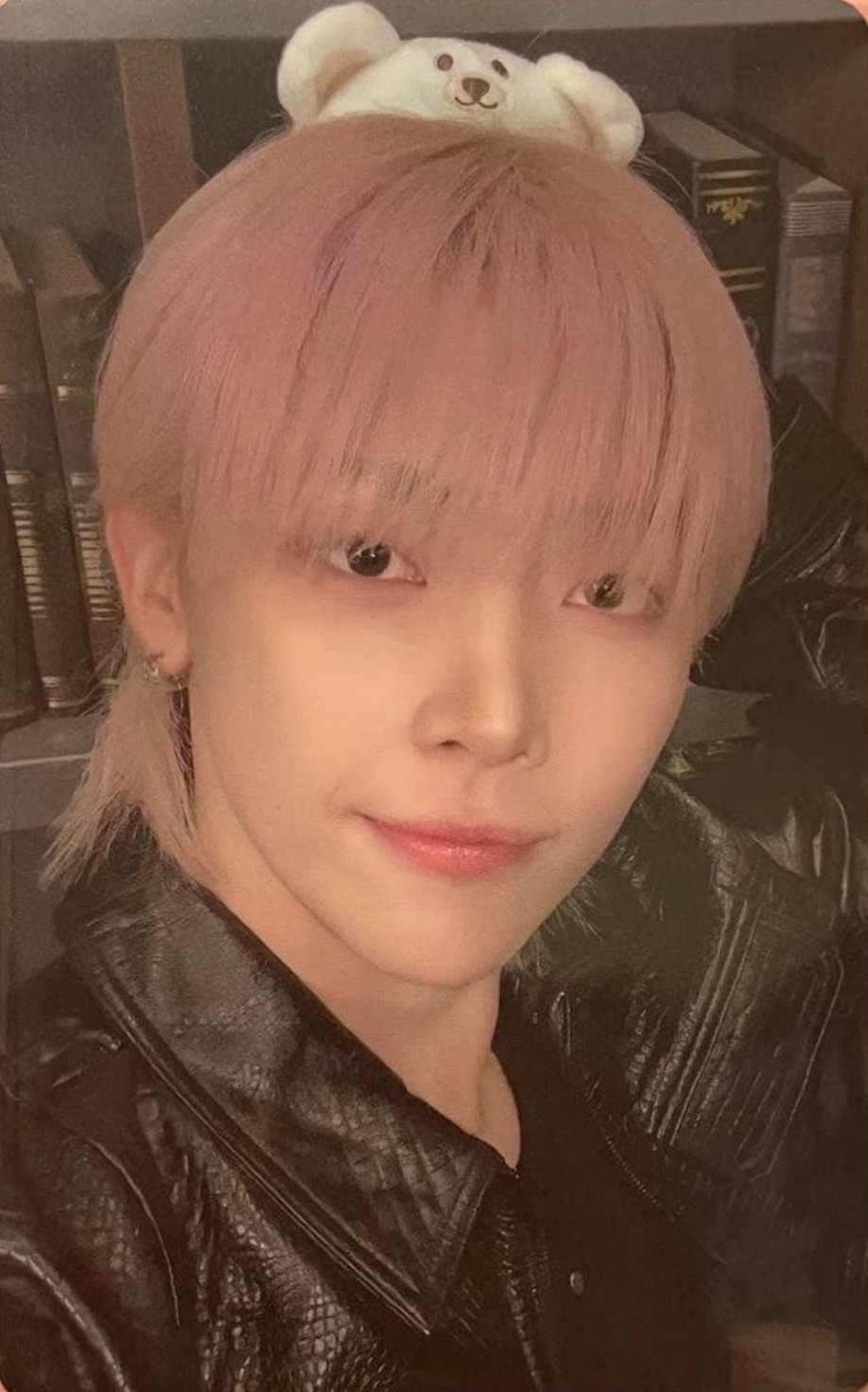 Weverse x M2 [On Your Artist] Photocard A