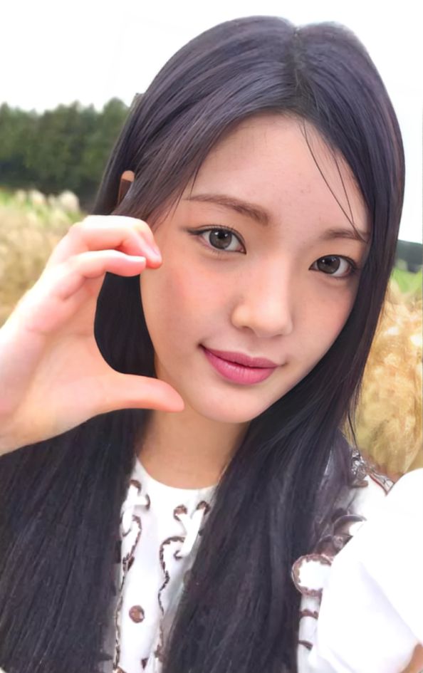 Yuha Hearts2Hearts photocard from Preorder
