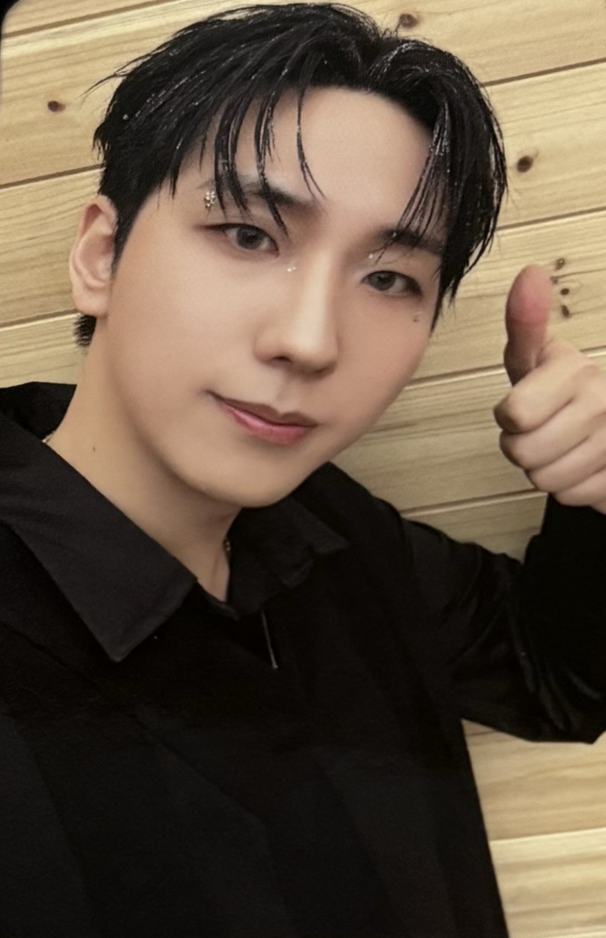 Gunil Xdinary Heroes photocard from Photocard