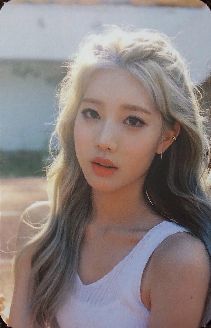 Kim Lip LOONA photocard from Random Photocard