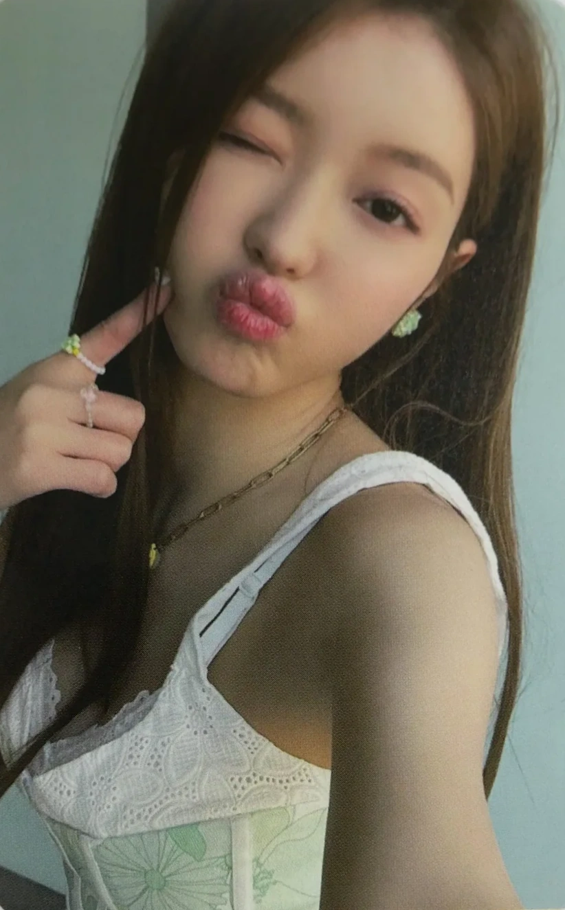 Yooa OH MY GIRL photocard from Preorder Benefit