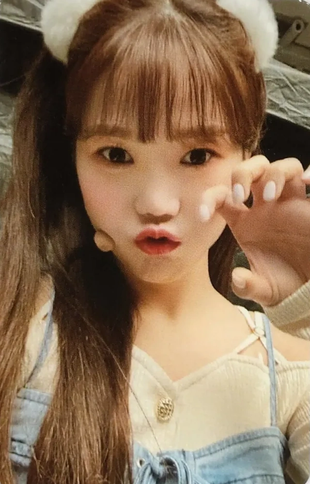 Hyojung OH MY GIRL photocard from Showcase Benefit