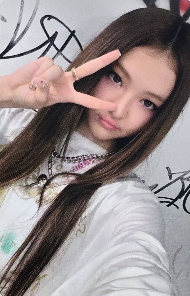 Ella MEOVV photocard from Week 5