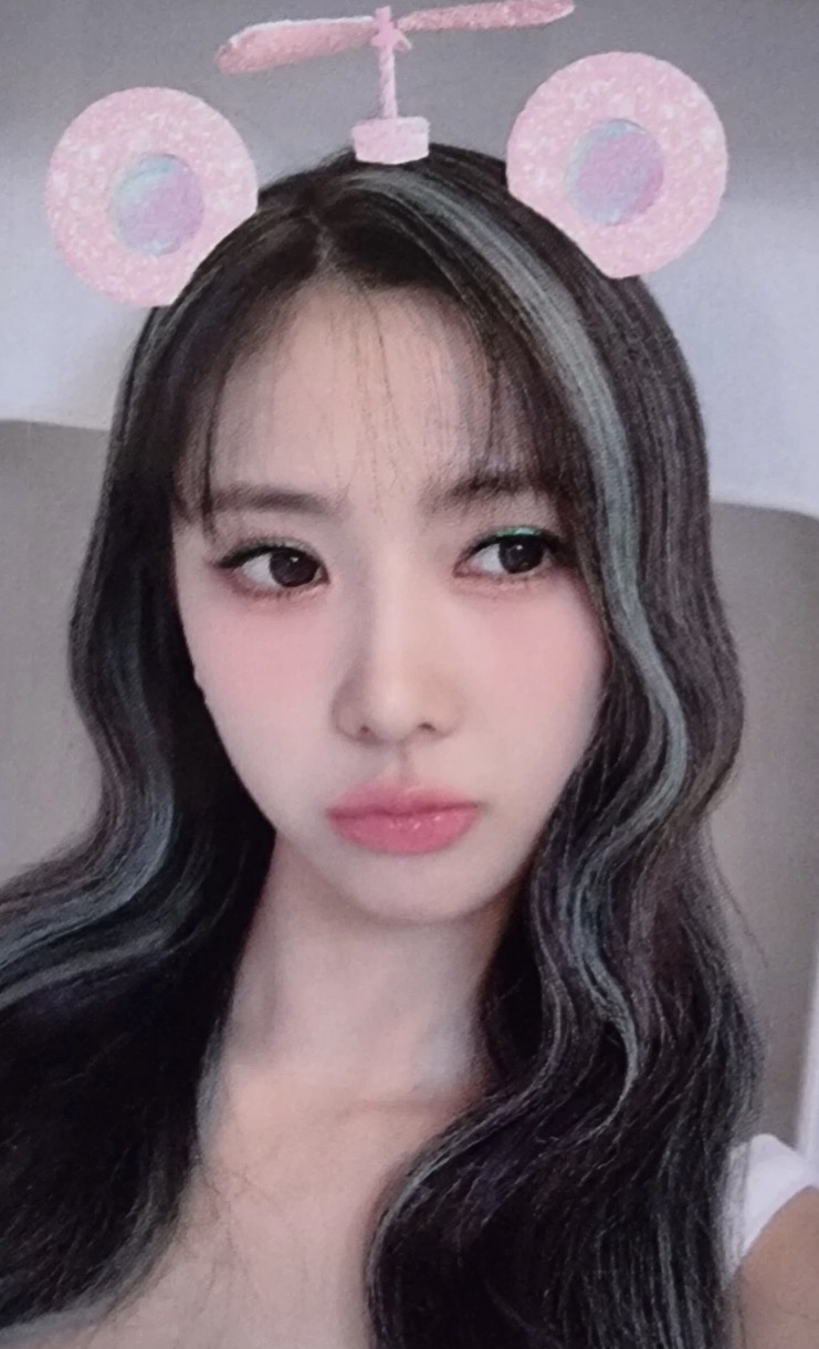 Yoohyeon Dreamcatcher photocard from Lucky Draw
