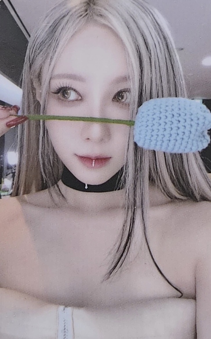 Handong Dreamcatcher photocard from Lucky Draw Benefit